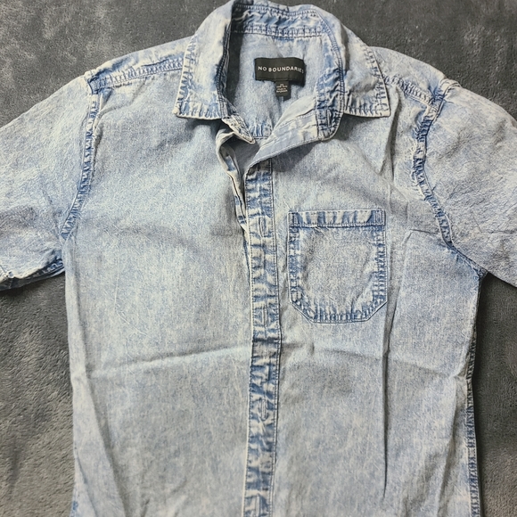 No Boundry Button up - Picture 3 of 6